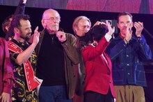 オープニングセレモニーの最後にひっそりと観客にハートを送ったマッツ・ミケルセン（中央）