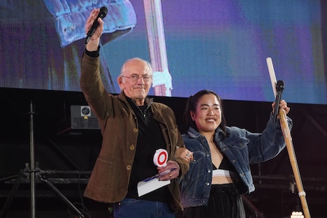 ゆりやんレトリィバァ(右)が持ってきたマルバツスティックをもらったクリストファー・ロイド(左)