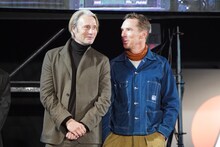 左からマッツ・ミケルセン、ベネディクト・カンバーバッチ