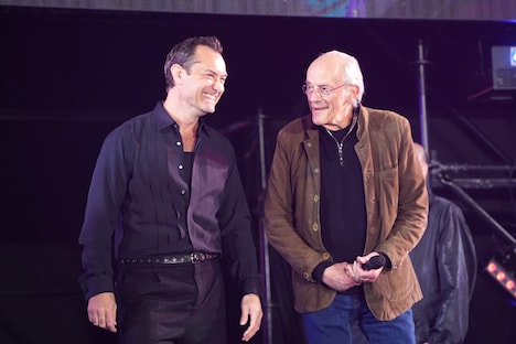 左からジュード・ロウ、クリストファー・ロイド