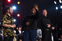 左からダニエル・ローガン、ジョン・ボイエガ、ジュード・ロウ