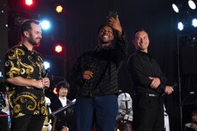 左からダニエル・ローガン、ジョン・ボイエガ、ジュード・ロウ