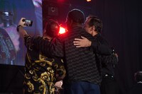 自撮りをする来日ゲストたち