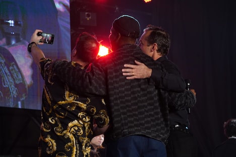 自撮りをする来日ゲストたち