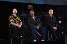 左からダニエル・ローガン、ジョン・ボイエガ、ジュード・ロウ