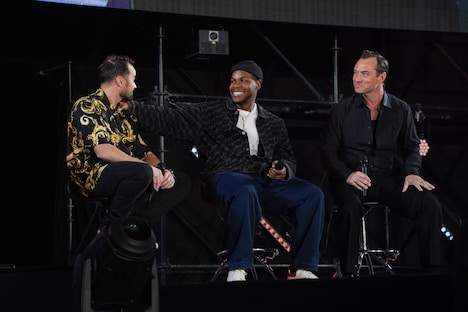 左からダニエル・ローガン、ジョン・ボイエガ、ジュード・ロウ