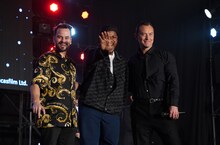 左からダニエル・ローガン、ジョン・ボイエガ、ジュード・ロウ