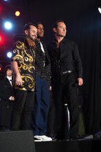 左からダニエル・ローガン、ジョン・ボイエガ、ジュード・ロウ