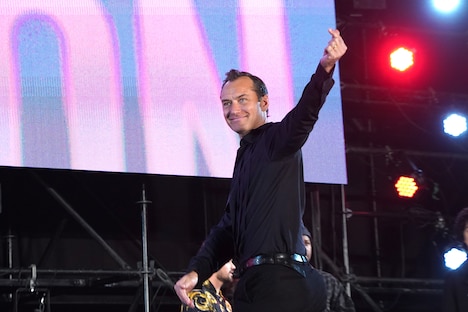 去り際に指ハートをするジュード・ロウ