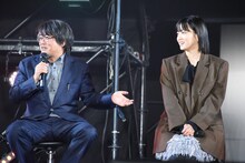 深川麻衣（右）が隣で「怖い怖い」と言っていたことを打ち明ける城定秀夫（左）