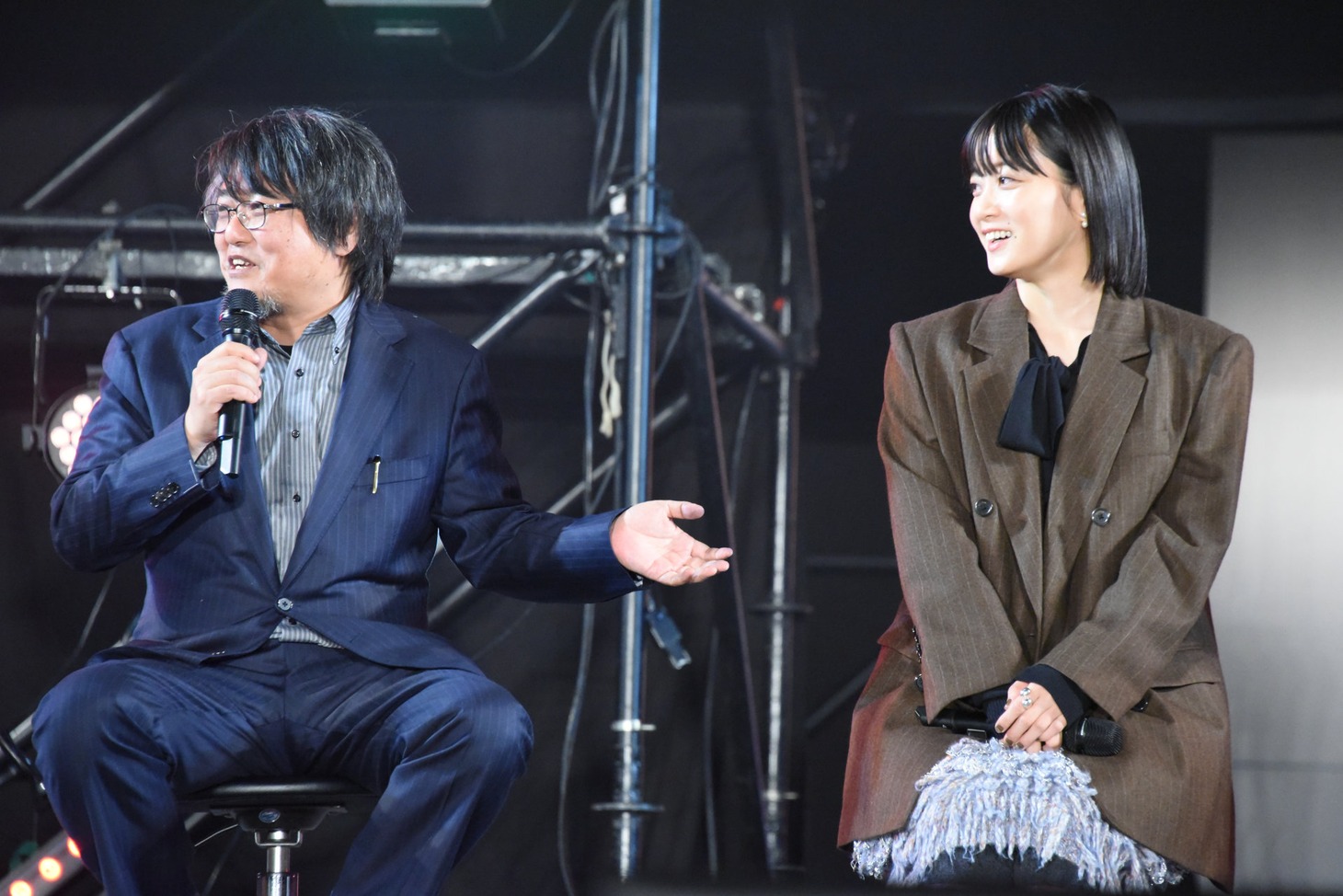 深川麻衣（右）が隣で「怖い怖い」と言っていたことを打ち明ける城定秀夫（左）