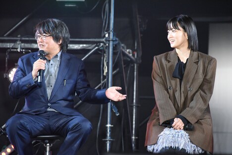 深川麻衣（右）が隣で「怖い怖い」と言っていたことを打ち明ける城定秀夫（左）