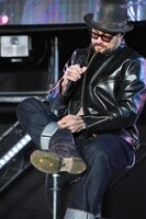 靴下の色を確認するジェイソン・モモア