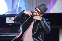 キュートなポーズを決めるジェイソン・モモア