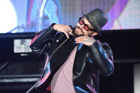 キュートなポーズを決めるジェイソン・モモア