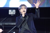 観客に手を振る中島健人