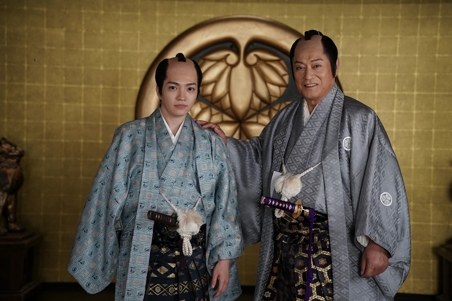 左から西畑大吾演じる徳川家重、松平健扮する徳川吉宗