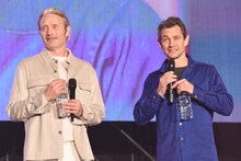 左からマッツ・ミケルセン、ヒュー・ダンシー