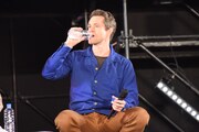 水を飲むヒュー・ダンシー