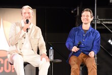 左からマッツ・ミケルセン、ヒュー・ダンシー