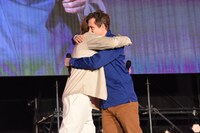 ハグをするマッツ・ミケルセン（左）とヒュー・ダンシー（右）