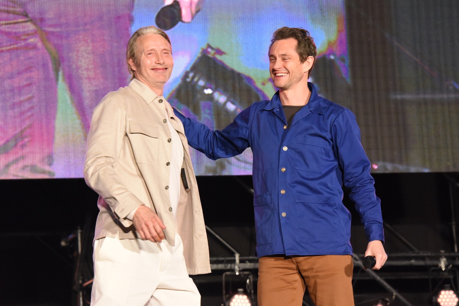 左からマッツ・ミケルセン、ヒュー・ダンシー