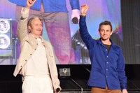 左からマッツ・ミケルセン、ヒュー・ダンシー