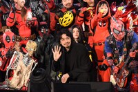 マーベル・ギャザリング・ステージに登場した斎藤工（中央）