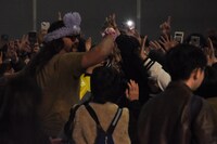 ジェイソン・モモアが突如ファンの前に現れてもみくちゃになる様子