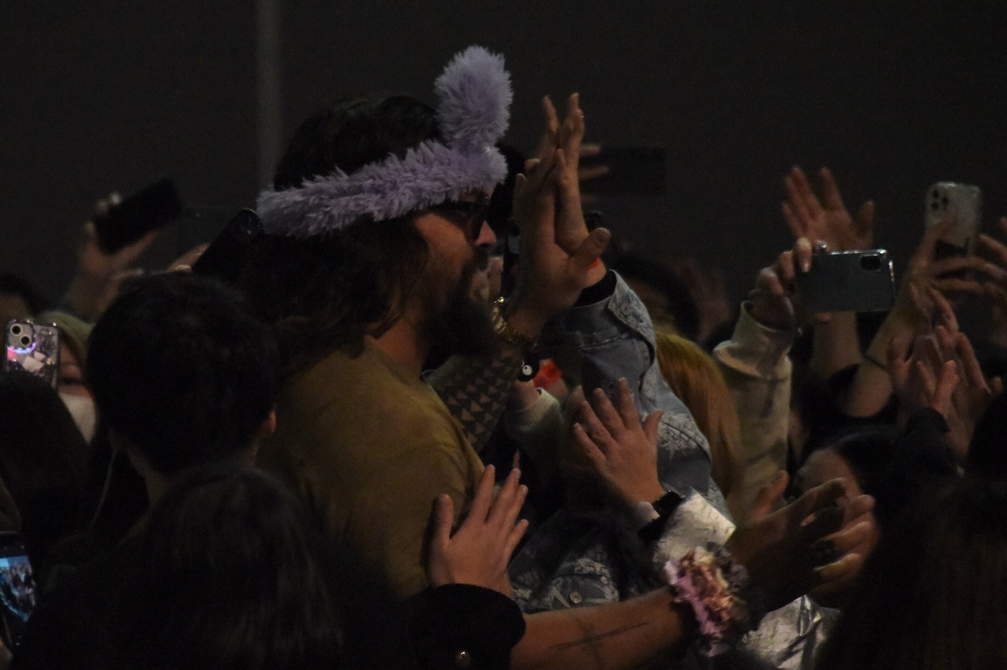 フライトの都合によりグランドフィナーレへの登壇が叶わなかったジェイソン・モモアが、突如ファンの前に現れてもみくちゃになる様子