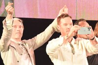 左からマッツ・ミケルセン、ベネディクト・カンバーバッチ