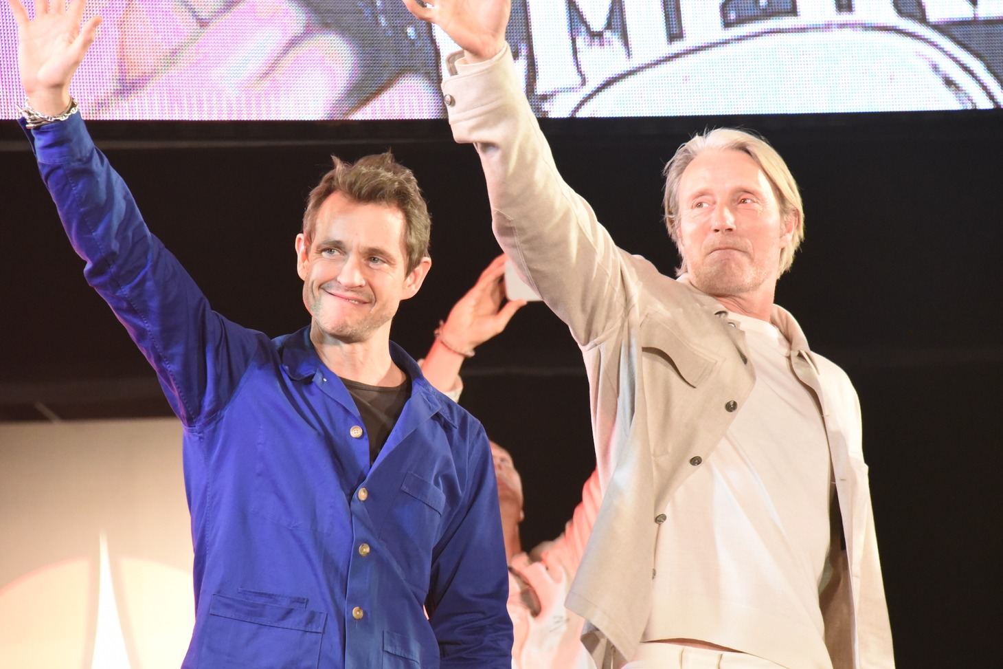 左からヒュー・ダンシー、マッツ・ミケルセン