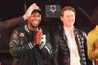 左からジョン・ボイエガ、ベン・マッケンジー