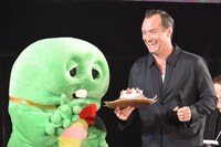 サプライズを喜ぶジュード・ロウ（右）