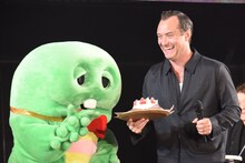 サプライズを喜ぶジュード・ロウ（右）