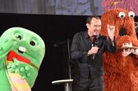 ファンにケーキをちょびっとずつあげようとするジュード・ロウ（中央）