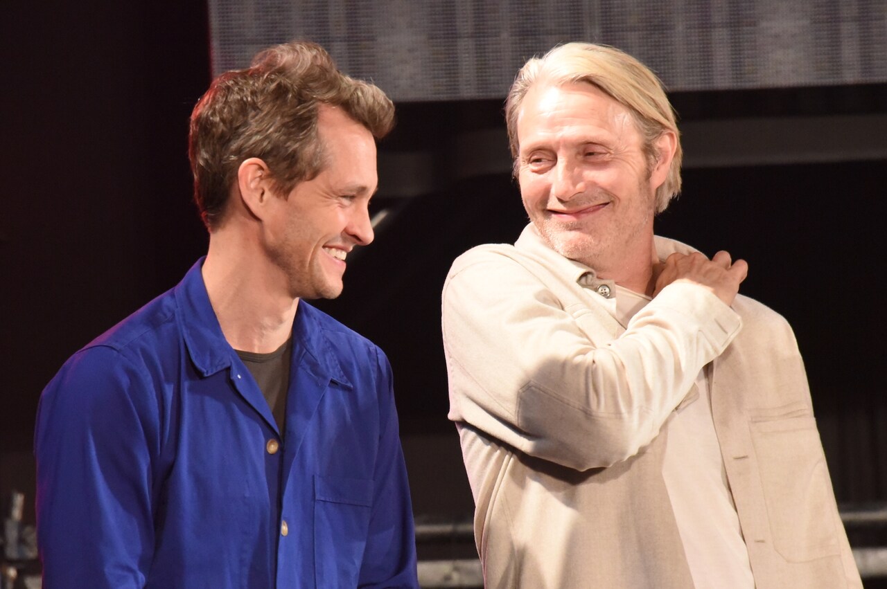 談笑するマッツ・ミケルセン（右）とヒュー・ダンシー（左