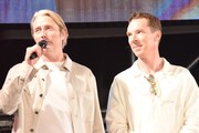 左からマッツ・ミケルセン、ベネディクト・カンバーバッチ