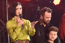 左からモリーナ・バッカリン、ダニエル・ローガン