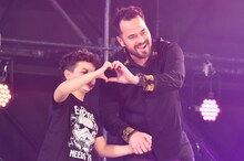 息子とハートマークを作るダニエル・ローガン（右）