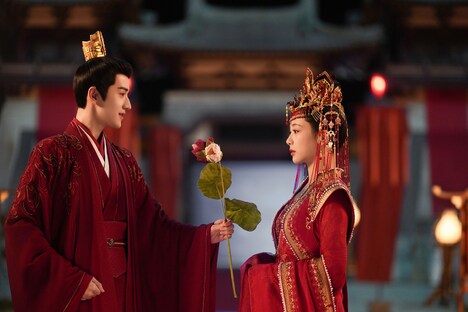 左からワン・ホンイー(王弘毅)演じる赤水豊隆、ヤン・ズー(楊紫)演じる小夭