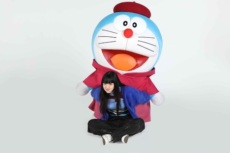 ドラえもん（後列）とあいみょん（前列）