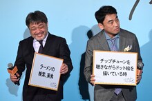 「自分なりの幸せ」というテーマに回答する岸善幸（左）と山本浩司（右）