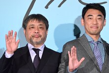 左から岸善幸、山本浩司