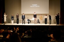 「CHANEL & CINEMA - TOKYO LIGHTS」より。壇上左端がティルダ・スウィントン