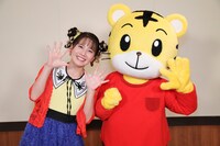 「映画しまじろう『しまじろうと ゆうきのうた』」に出演する小野あつこ（左）としまじろう（右）