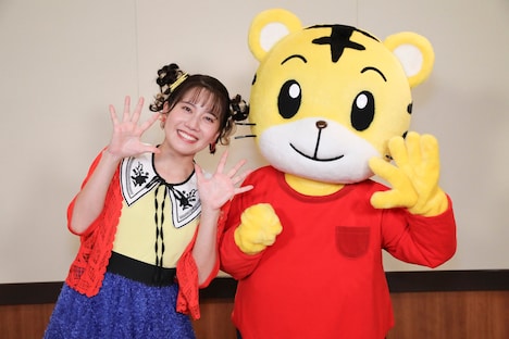 「映画しまじろう『しまじろうと ゆうきのうた』」に出演する小野あつこ（左）としまじろう（右）