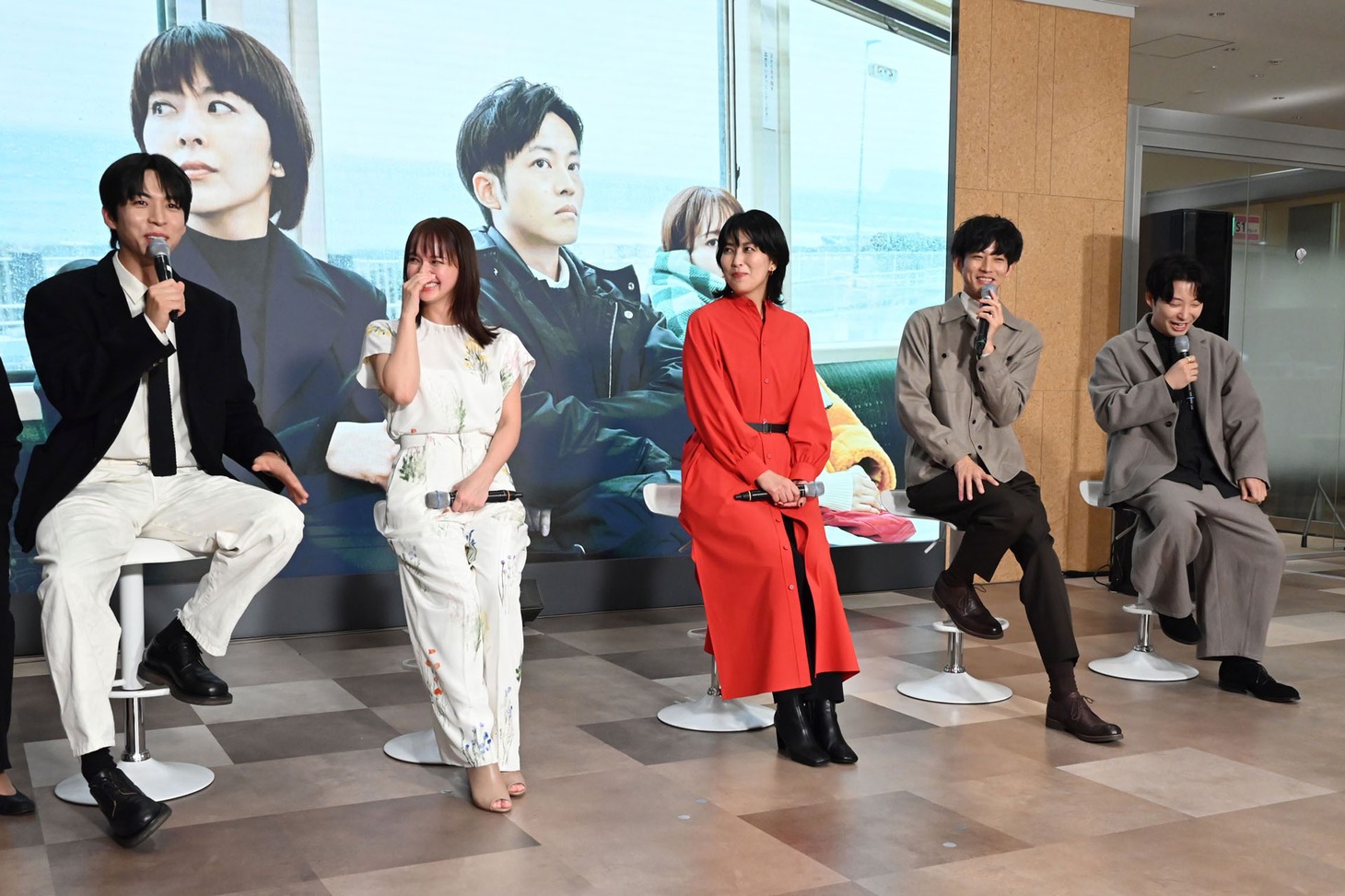 ラストシーンについて話しそうになったチュ・ジョンヒョク（左）と焦る共演者たち
