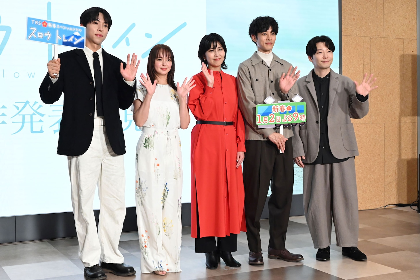 左からチュ・ジョンヒョク、多部未華子、松たか子、松坂桃李、星野源