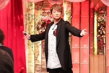 「天海祐希・石田ゆり子のスナックあけぼの橋」より、“宝塚といえば”な名曲を熱唱する香取慎吾